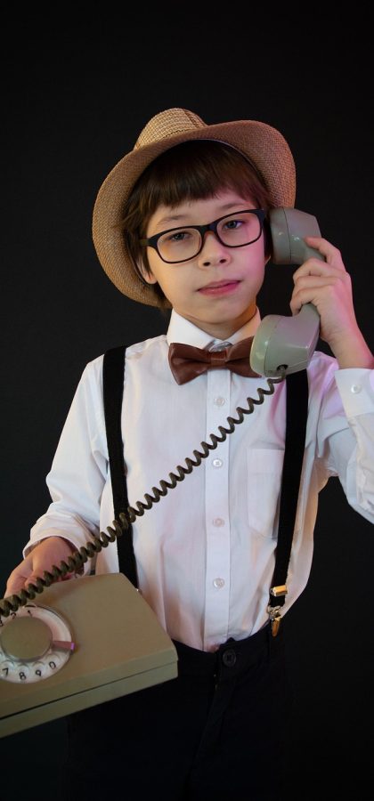 蝙蝠app 文件传输界面，显示一个正在上传的压缩包进度条与已完成的文件列表，每项右侧标注文件体积